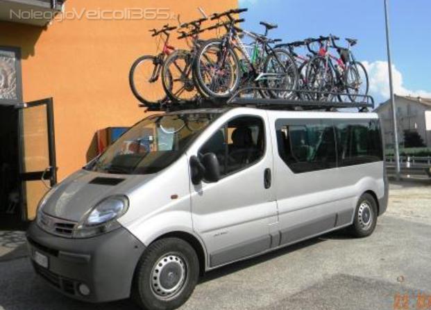 minibus con 10 bici su portabici